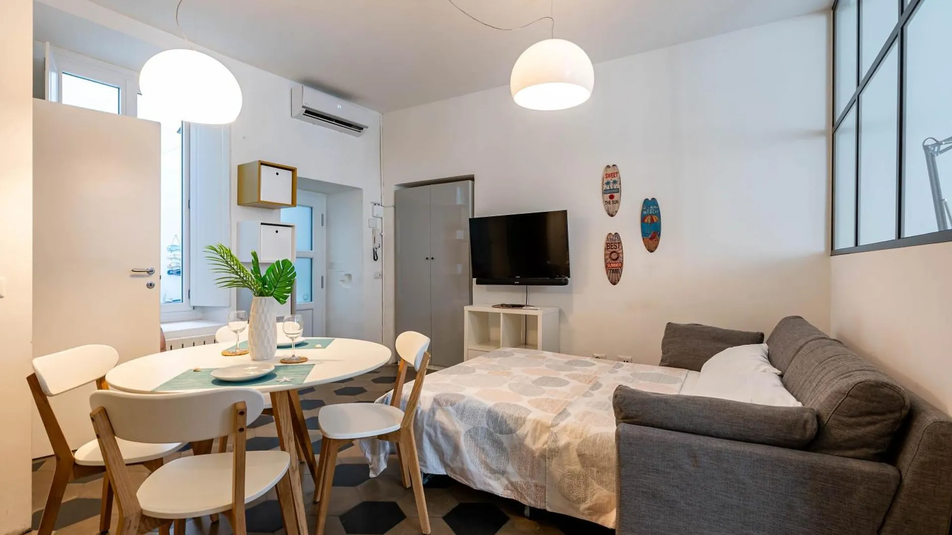 Lake, Stadium & Patio - Self Check-In & Remote Access Como Apartment